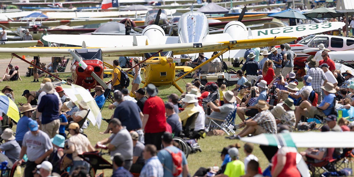 Crowd of peoeple at the Oshkosh airshow grounds